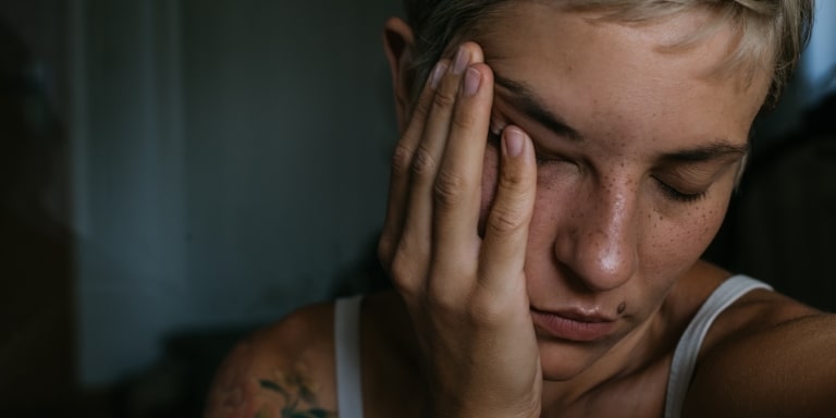 Kvinde_haand_for_ansigt_content-header_768x384