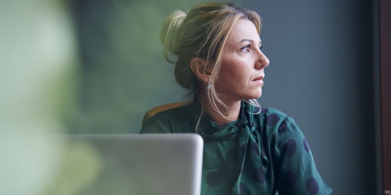 Kvinde_kigger_vaek_content-header_768x384
