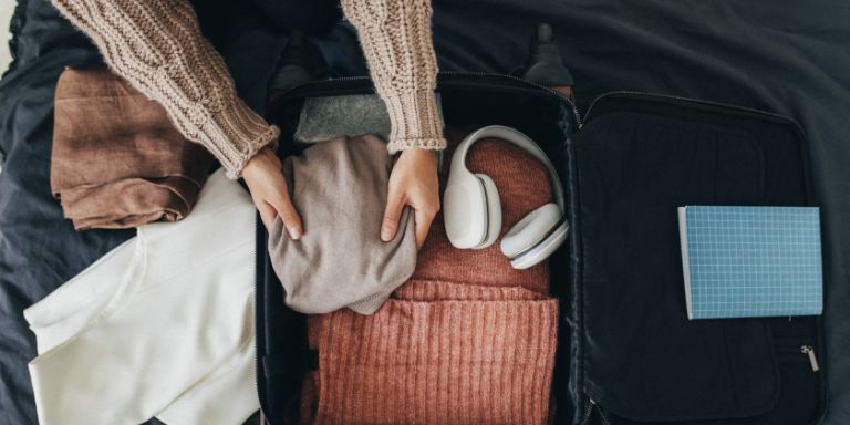 Kvinde_pakker_kuffert_content-header_768x384