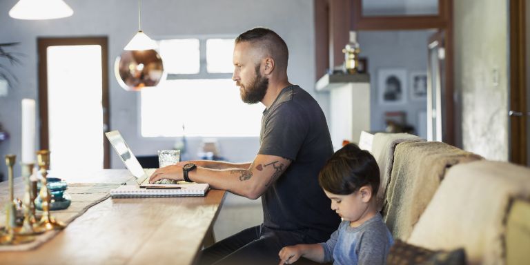 Mand_arbejder_hjemme_med_soen_content-header_768x384