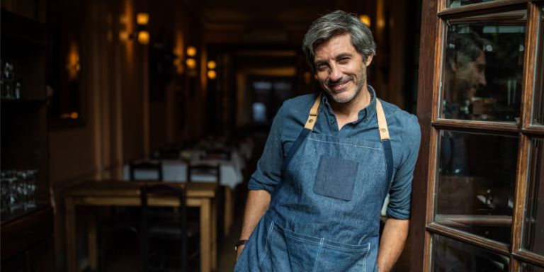 Mand_med_forklaede_smiler_content-header_768x384