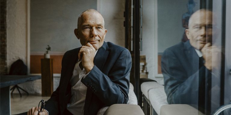 Mand_spejles_i_vindue_content-header_768x384