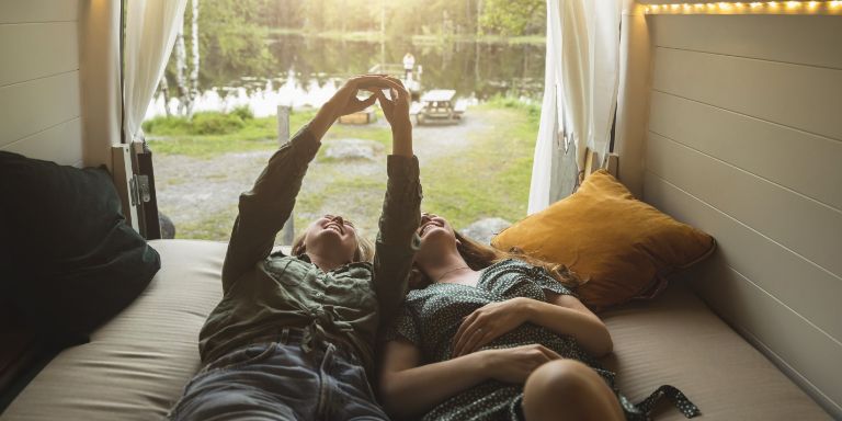 Piger_i_campingvogn_content-header_768x384