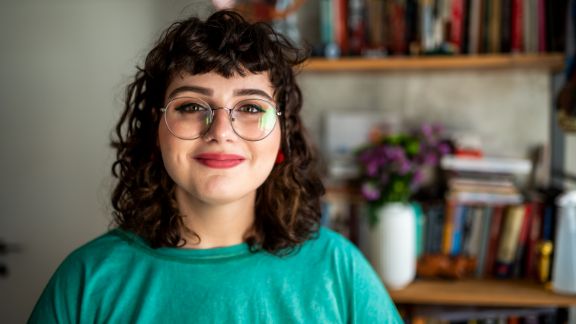 Ung_kvinde_smiler_hjemme_article-card_576x324